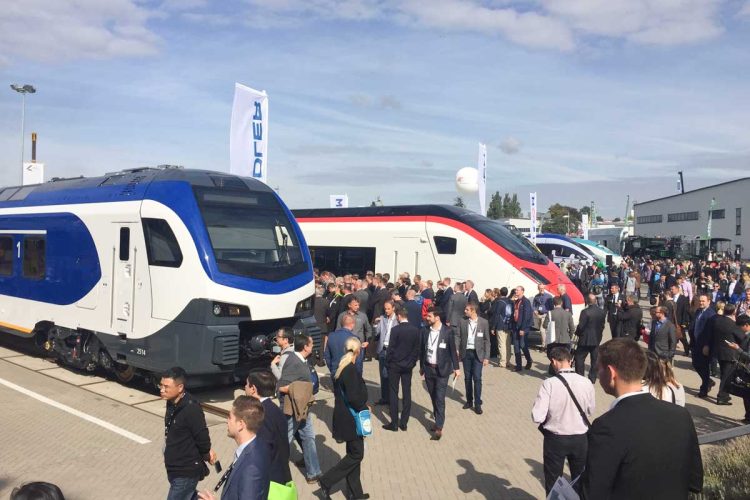 ベルリンで隔年開催される国際鉄道技術専門見本市（InnoTrans＝イノトランス）の屋外会場。世界各国の鉄道車両が一同に会する。現地にて筆者撮影
