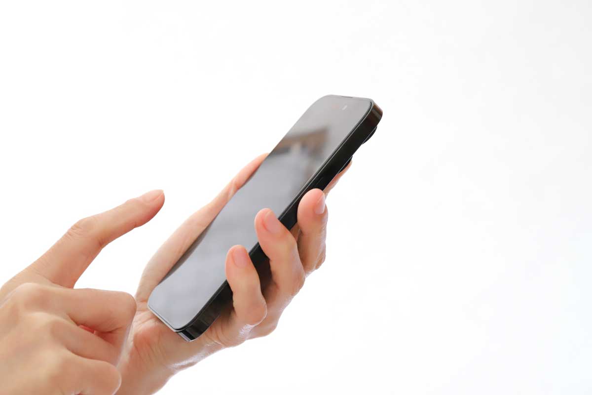 現在はスマートフォンのSNSアプリを活用して、世界の鉄道ニュースを知ることができる。