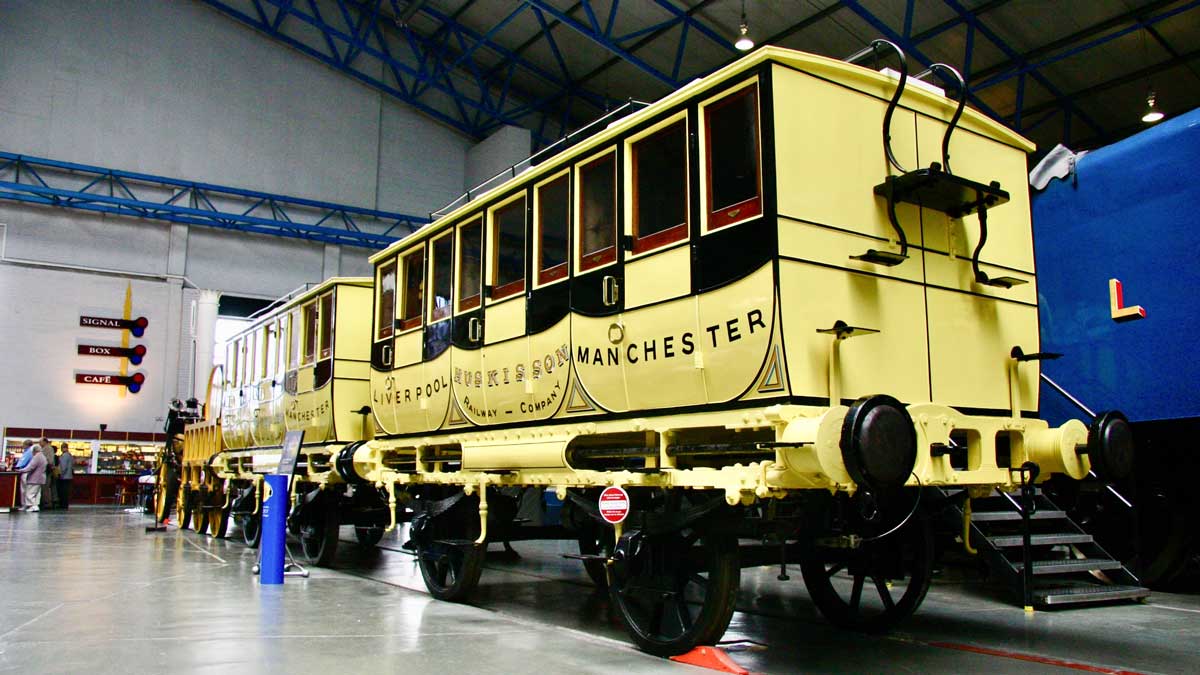 世界最初の営業鉄道（リバプール・アンド・マンチェスター鉄道）で使われた車両のレプリカ。イギリスのヨークにある国立鉄道博物館にて筆者撮影