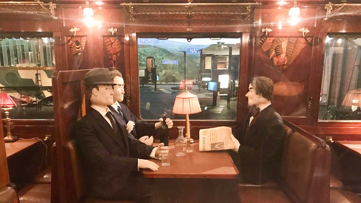 食堂車の車内。フランスのミュールーズにある鉄道博物館（シテ・デュ・トラン）にて筆者撮影