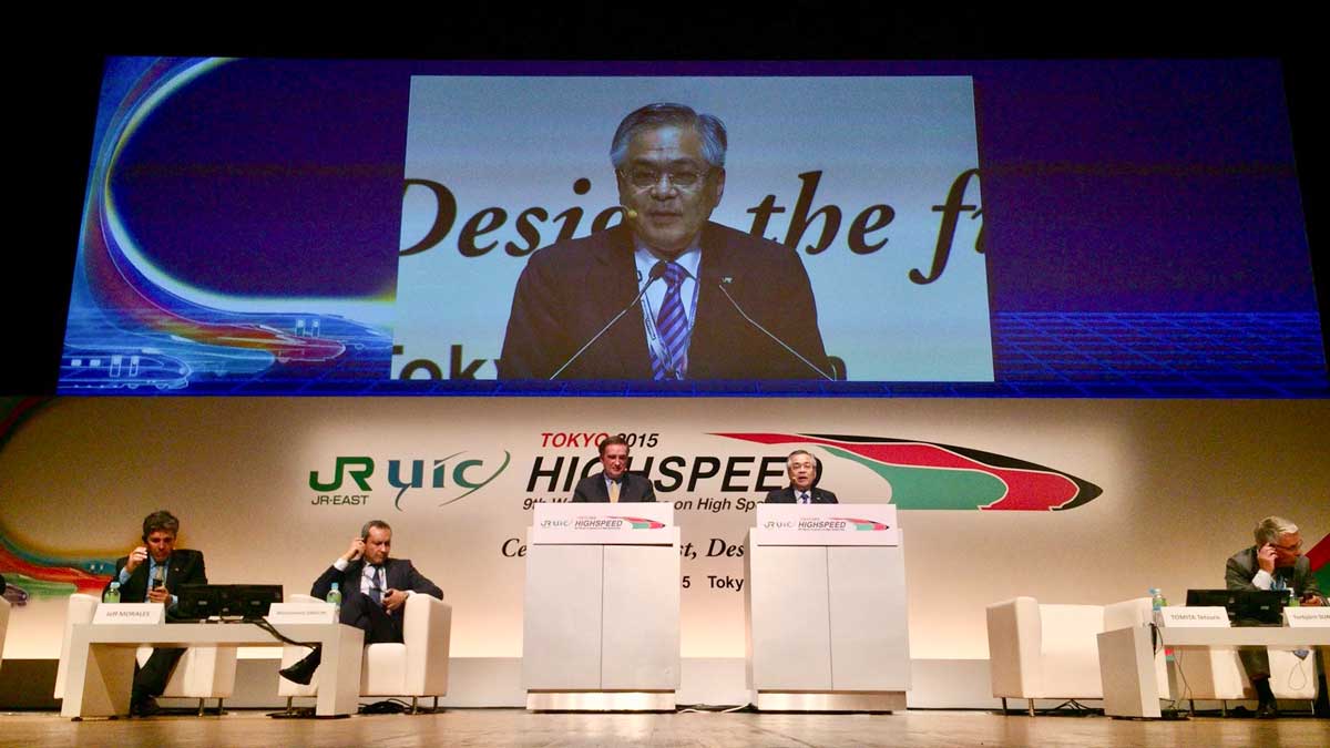 2015年に東京で開催された第9回UIC世界高速鉄道会議のセレモニー会場。世界の鉄道関係者が一同に会した。会場は日本だが、講演は基本的に英語。現地にて筆者撮影