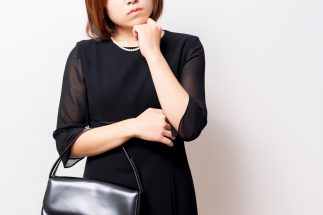 猛暑のお葬式で悩ましい“喪服問題”　女性は「ワンピースを着ていけばOK」という俗説に潜む誤解、なぜ「ジャケット」がマストなのか？《1級葬祭ディレクターが解説》