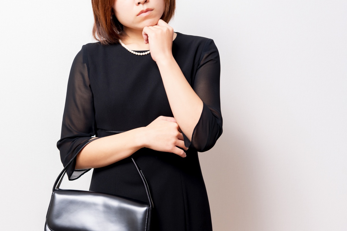 お葬式にワンピース「のみ」はフォーマル度が低い?(イメージ)