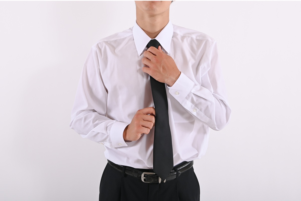 男性の喪服は黒ネクタイがマストだ(イメージ)