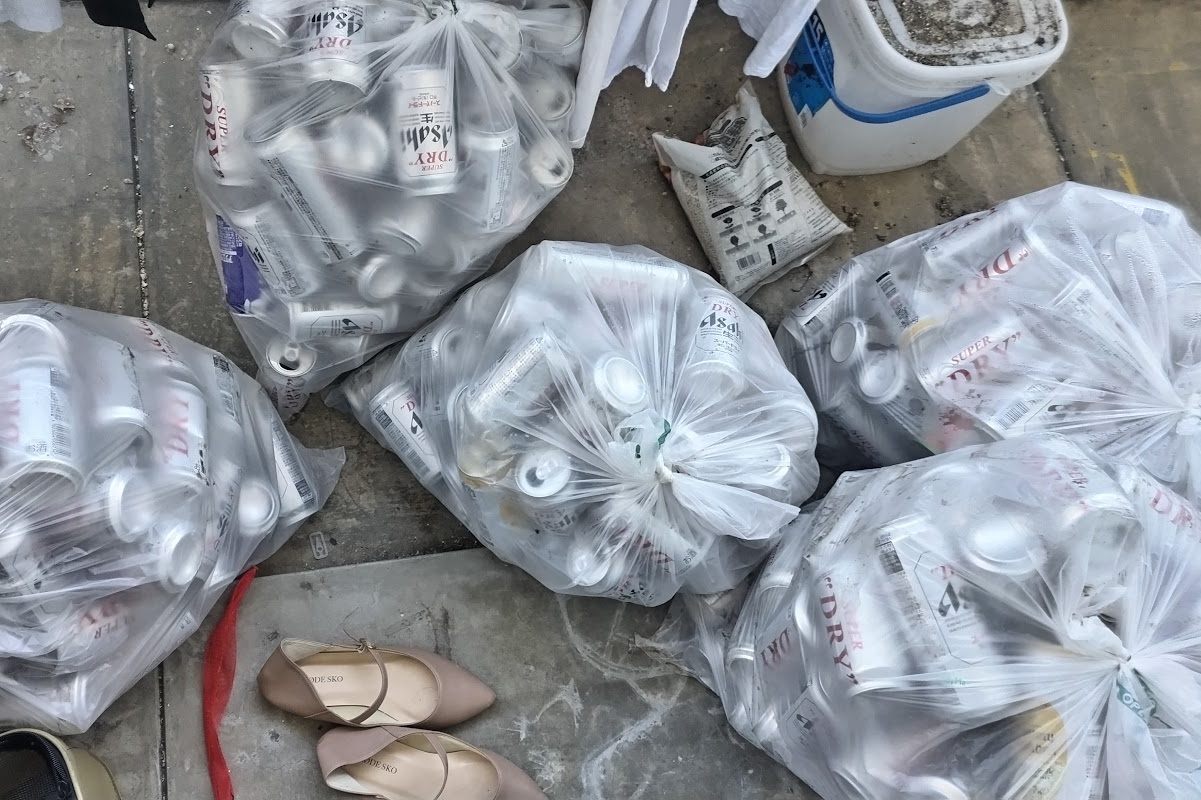 大量に貯まってしまった2ヶ月分のビールの空き缶