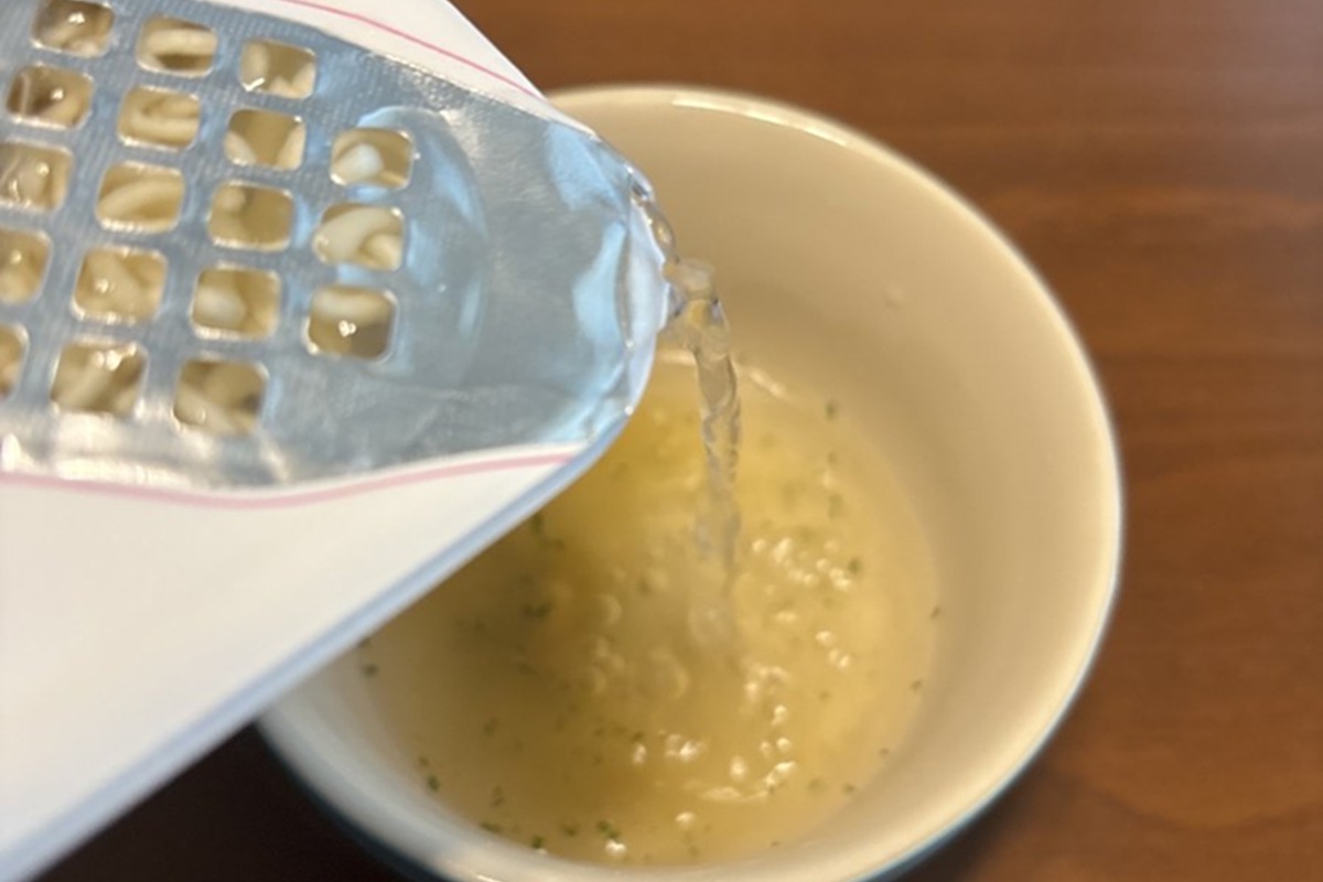 「やきそば弁当」では、湯切りをする際の“もどし湯”で付属のスープを作る(提供写真)