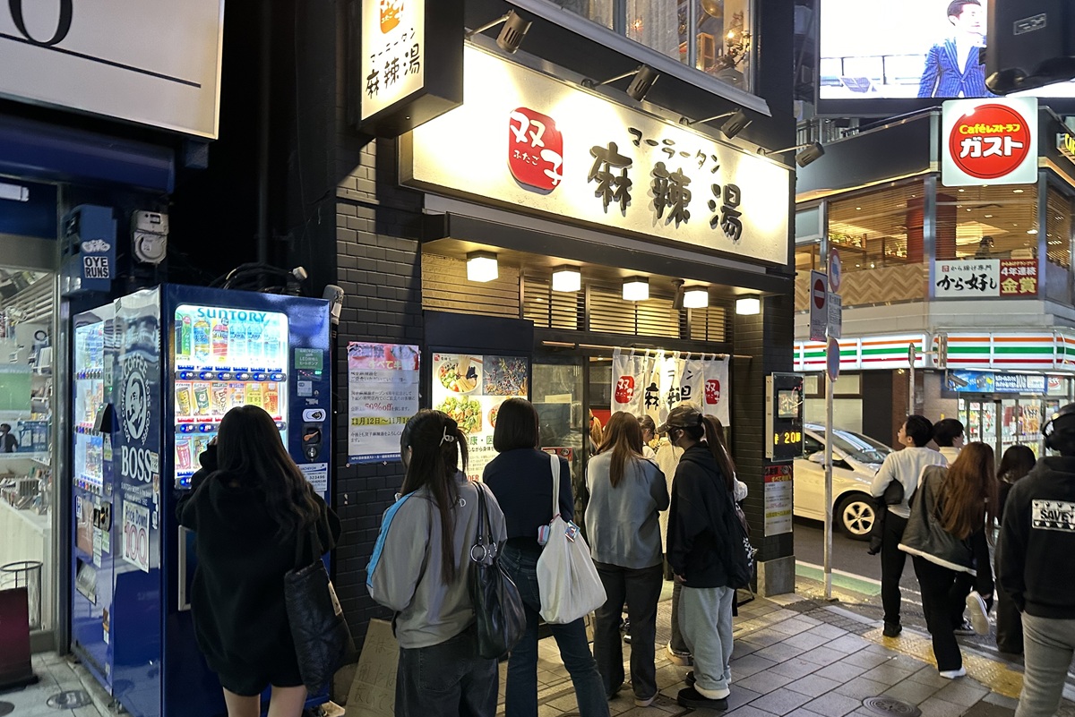 渋谷・道玄坂の麻辣湯店に並ぶ女性たち