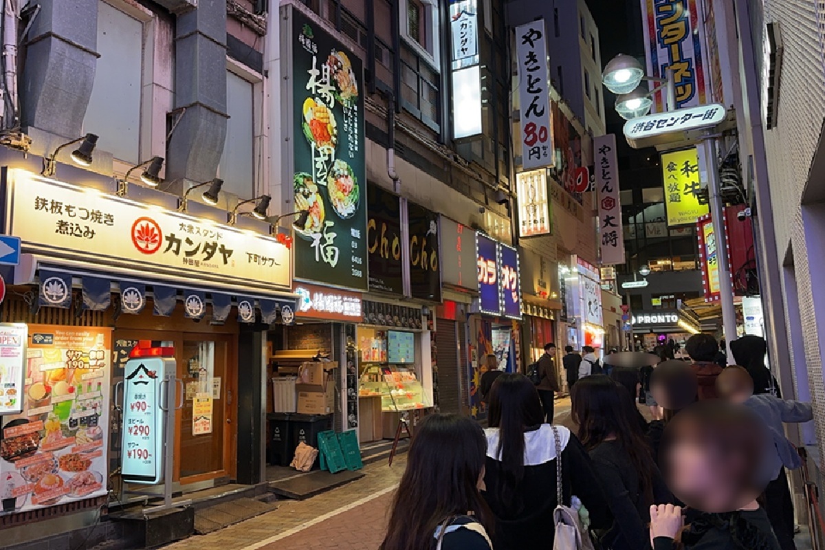 渋谷・センター街にある人気麻辣湯店。近隣店舗の迷惑にならないよう、店の向かいに行列