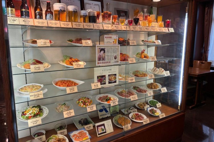 入ってすぐにある魅惑のショーケース