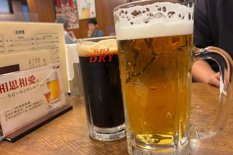 ビールジョッキのシルエットはいつ見ても美しい