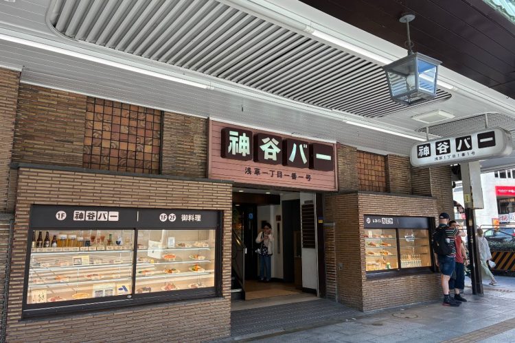 創業は明治13年。浅草にきたら足を運びたい老舗だ(「神谷バー」東京都台東区浅草1-1-1)