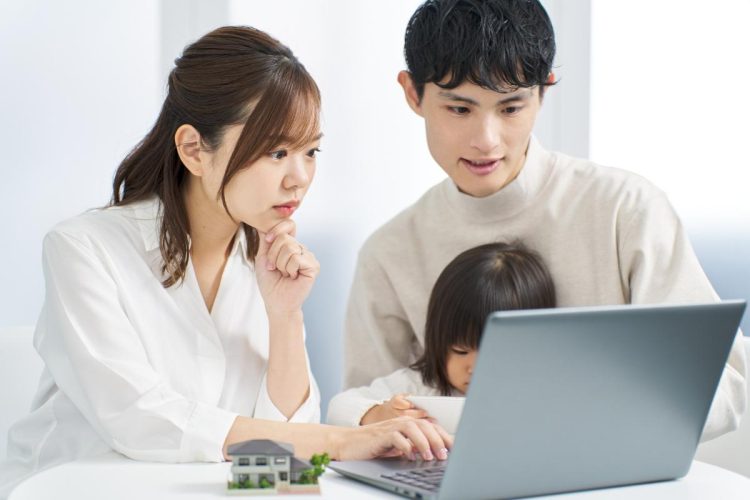 マンション価格の高騰が続くなか、「今買うべきか」「待つべきか」で悩む人は少なくない（写真：イメージマート）