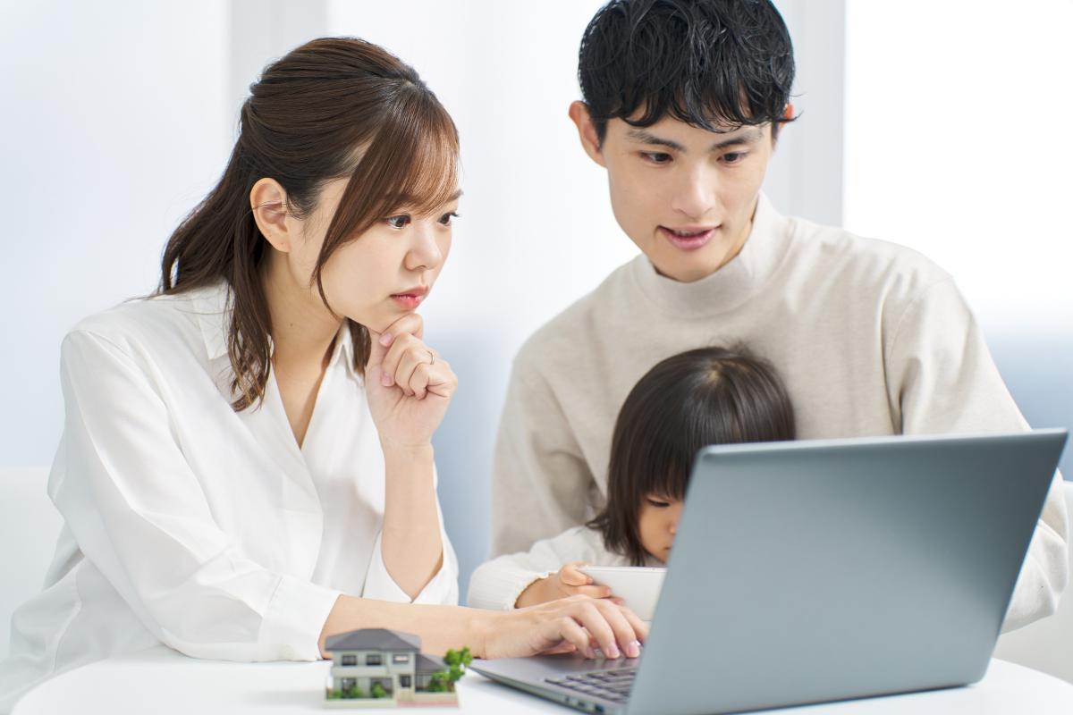 マンション価格の高騰が続くなか、「今買うべきか」「待つべきか」で悩む人は少なくない(写真:イメージマート)