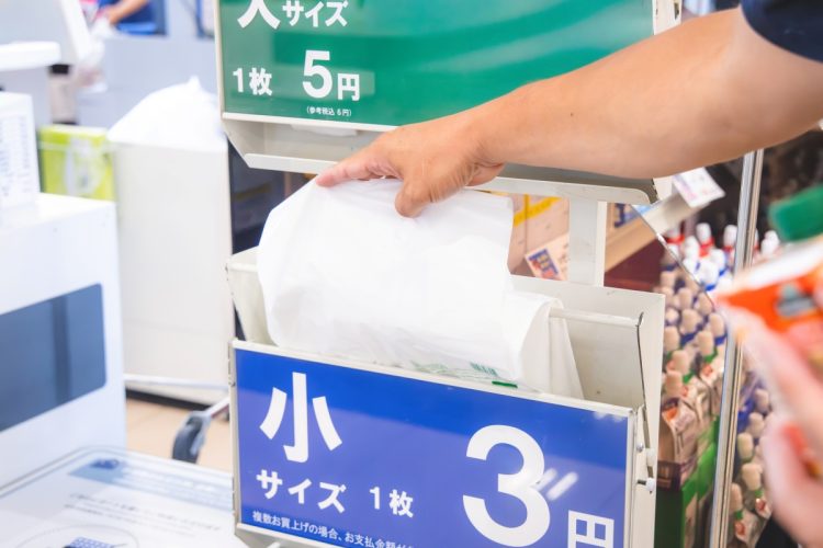 レジ袋を取るときに「指ペロ」したくなる人も（イメージ）