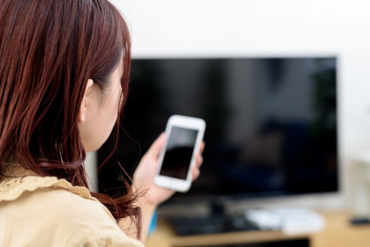 テレビはあってもスマホで動画も見る（イメージ）