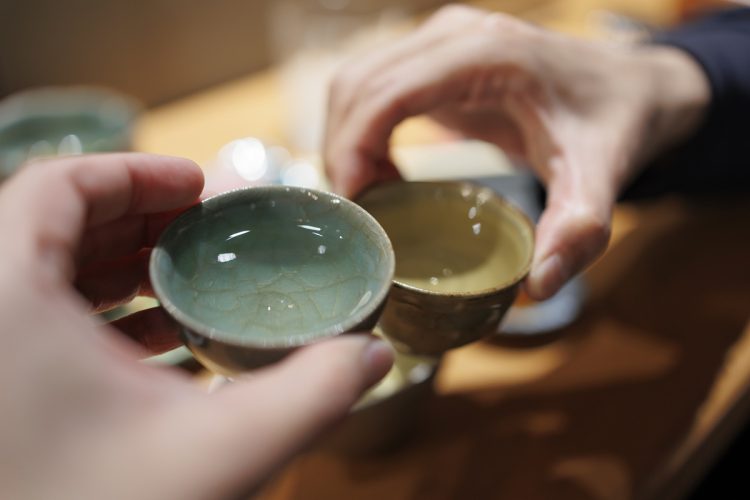 同世代の友人とお酒を飲むときの話題にも変化（写真：イメージマート）