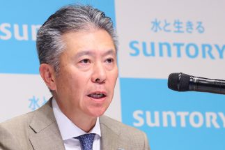 サントリーHD鳥井信宏・社長が「飲食料品の消費税1％」に反対を表明　「外食の利用控えなどが生じ、マイナス影響が大きい」と理由を明かす