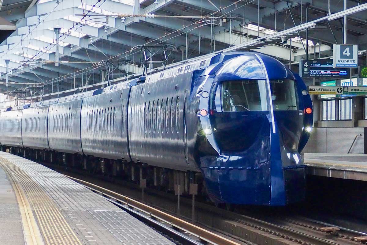 南海電気鉄道の空港特急「ラピート」。同社は、乗務員と車両の運用計画作成を効率化するため、量子コンピューターを疑似的に再現する技術の導入を決めた