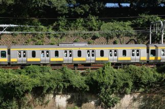 「1両に6ヶ所も？」意外と知らない“電車のドア”の秘密　通勤電車では「両開き引戸」や「ワイドドア」を多く採用、開閉時に「プシュー」という音を出す電車が減ったワケ