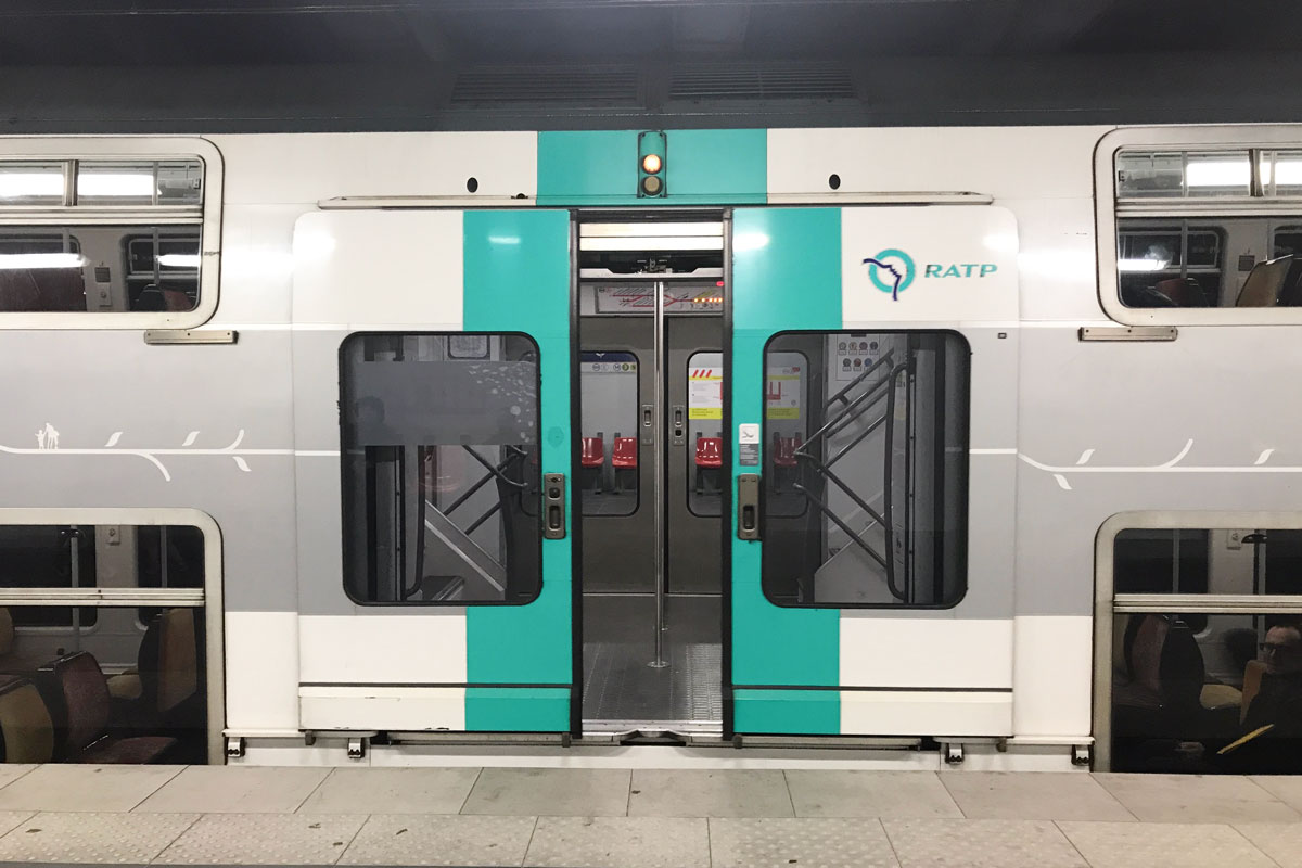 パリの急行地下鉄(RER)の2階建て電車。乗降口にプラグドアを採用しており、閉じるとドアと車体側面の段差が小さくなる(2019年6月現地にて筆者撮影)