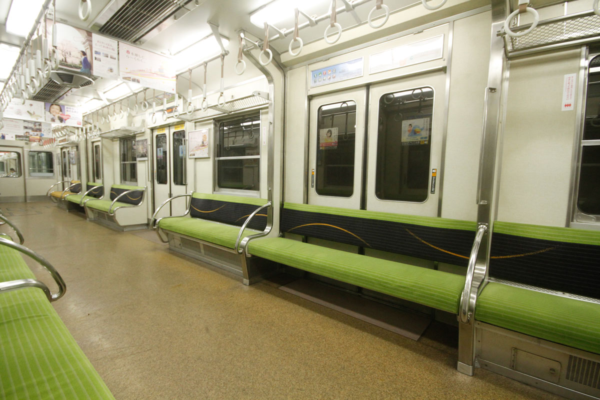 京阪の5000系の車内。車体側面にドアが5ヶ所あり、乗客数が少ない時間帯は、そのうち2ヶ所を締切にして座席スペースにしていた(2014年5月筆者撮影)