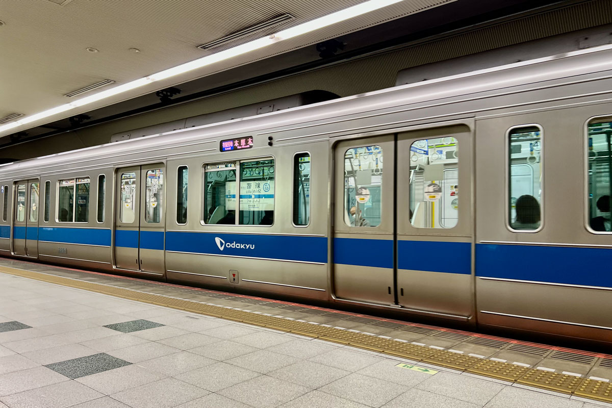 小田急の2000形。車体側面に幅が広いワイドドアを設けた例(2021年10月、新宿駅にて筆者撮影)