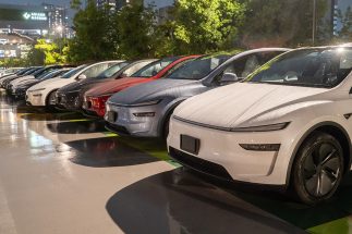 「月100時間超えも」テスラジャパン、現役社員が告発する“過労死ライン超え”長時間労働の実態　幹部が「業務外の活動」として納車の手伝い呼びかけ、労基署も実態把握へ