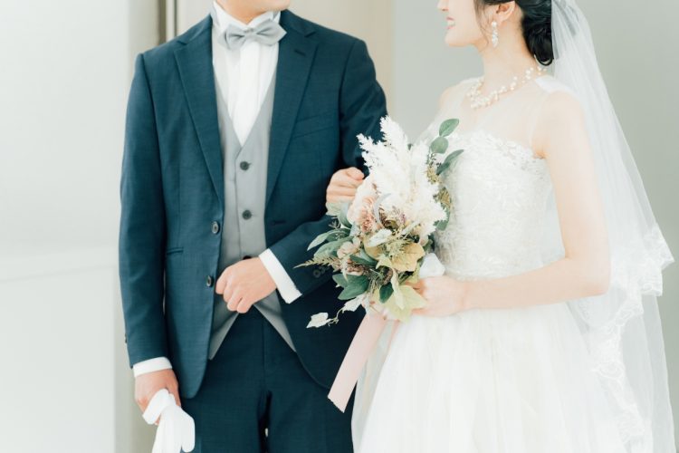 結婚式費用が最初の想定より高くなりがちなのはなぜ？（写真：イメージマート）