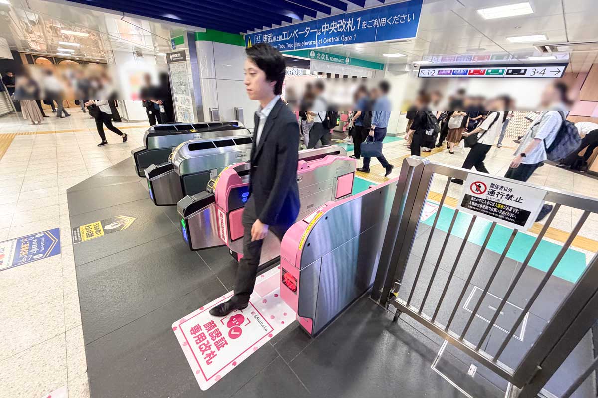 「ウォークスルー型顔認証改札」のデモンストレーション。ポケットからきっぷやスマートフォンを取り出さずに手ぶらで通行できる(東上線池袋駅北改札口にて筆者撮影)