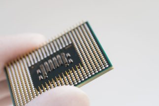《AI・半導体関連の日本株「3年後の成長予想」ランキングを公開！》主要16社のアナリストが見通した42社の利益成長率を一覧に　キオクシア、アドバンテスト、東京エレクトロンの順位は…　トップ3は年平均50％超の利益の伸びで大化け期待