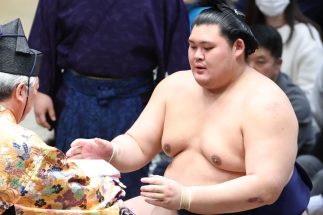 《大相撲「給金番付」を一挙公開！》横綱・大の里よりも持ち給金が多い十両力士とは？　来年からの「給与改定」で横綱は年収420万円アップ、懸賞金激増で“臨時収入”年間約1.5億円も
