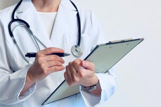 「82歳の女性が小児科に回される」医学の一般常識のない“専門バカ”医師がなぜ生まれるのか？　元東大教授医師が指摘する日本医療界の「専門医制度」の弊害