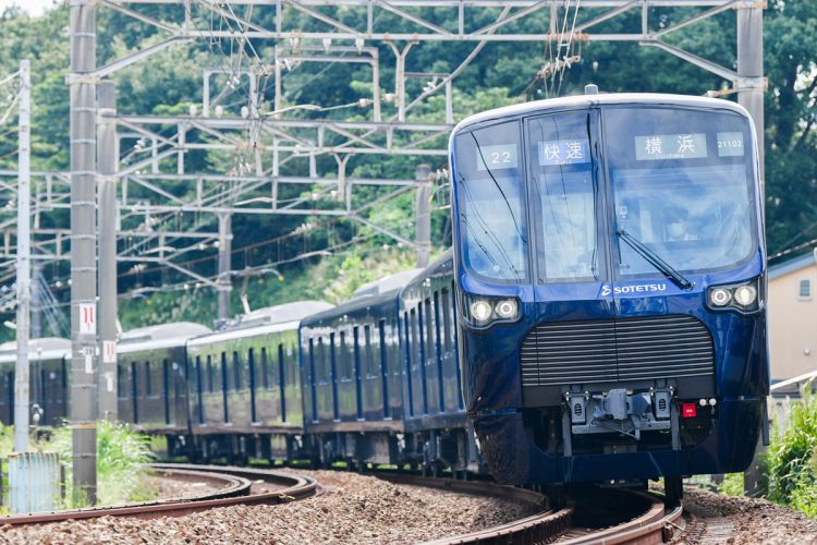 相模鉄道の電車。同社は駅係員の多様な業務の効率化を図るため、デジタル技術を活用した「駅業務アプリケーションスイート（駅スイート）」を全駅に導入した。