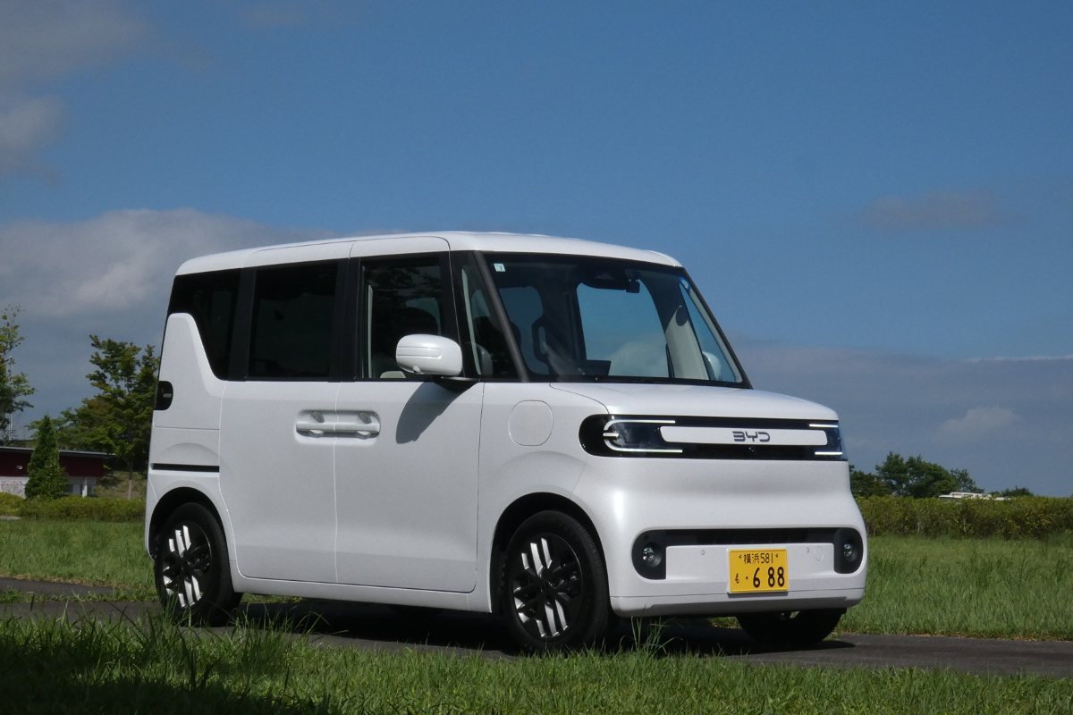 スーパートールワゴン+両側電動スライドドアという、日本で最も支持率の高いセグメントにBEVモデルとして挑んできた「ラッコ」。フロントマスクはBEVらしく、大きなラジエターグリルなどもなく、すっきりとしたデザイン