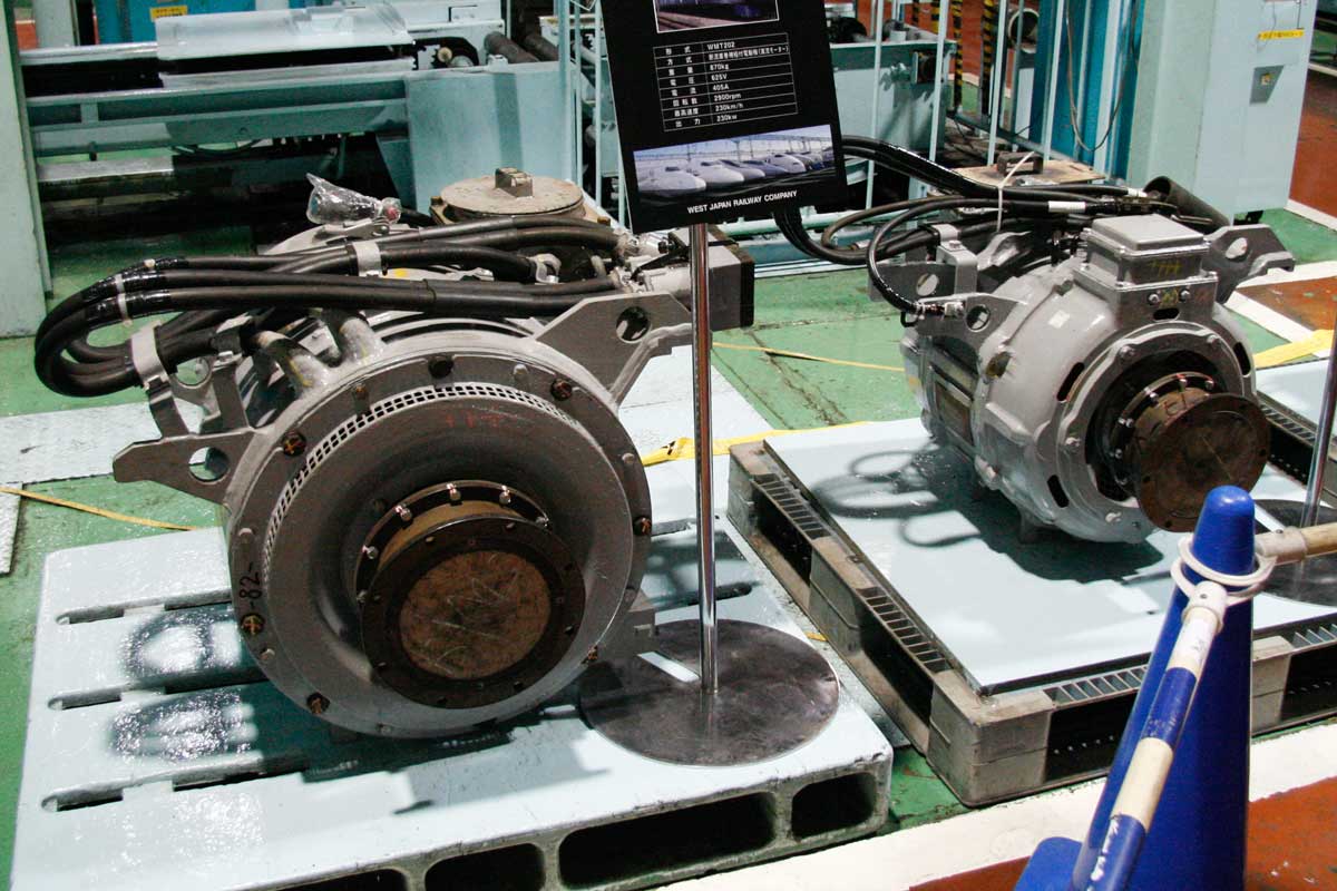 新幹線電車のモーター。左は100系で使われた直流モーター(出力230kW・重量870kg)、右は300系で使われた交流モーター(出力300kW・重量410kg)。出力と重量だけでなく、大きさのちがいにも注目。JR西日本博多総合車両所一般公開イベントにて筆者撮影