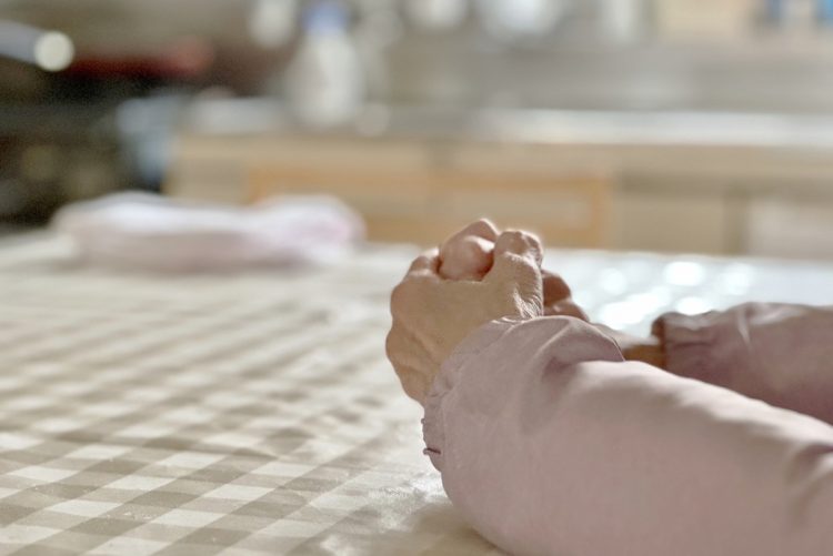 若い世代の一人暮らしと、シニア世代の一人暮らしは、感覚が大きく異なる（イメージ）