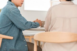 結婚して家計を共有するなら…と思い悩む若者も（写真：イメージマート）