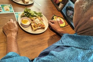 「ジョリパのモーニングが日課だよ」70代一人暮らし男性は店で友人もでき「生存確認」される日々　高齢者が見出す“朝のファミレス”という居場所