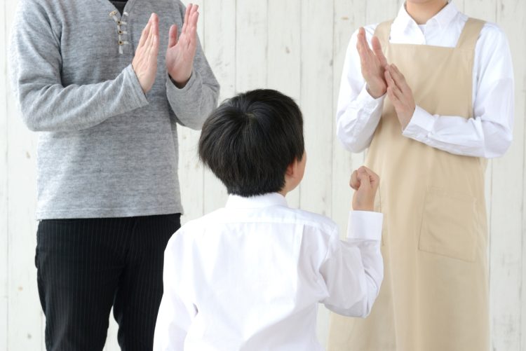 親の金融に対する知識が子どもの未来にも影響するという（写真：イメージマート）
