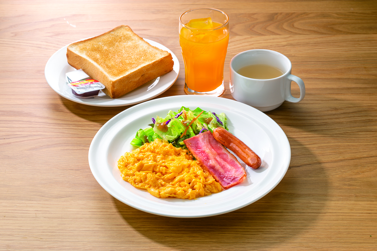 《編集部チョイス3》スクランブルエッグ&ベーコンソーセージセット 659円~(モーニング限定)