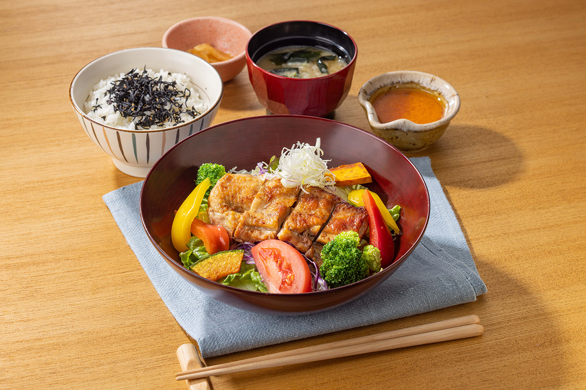 《編集部チョイス1》もろみチキンの彩りサラダボウルとしそひじきご飯(定食)1120円
