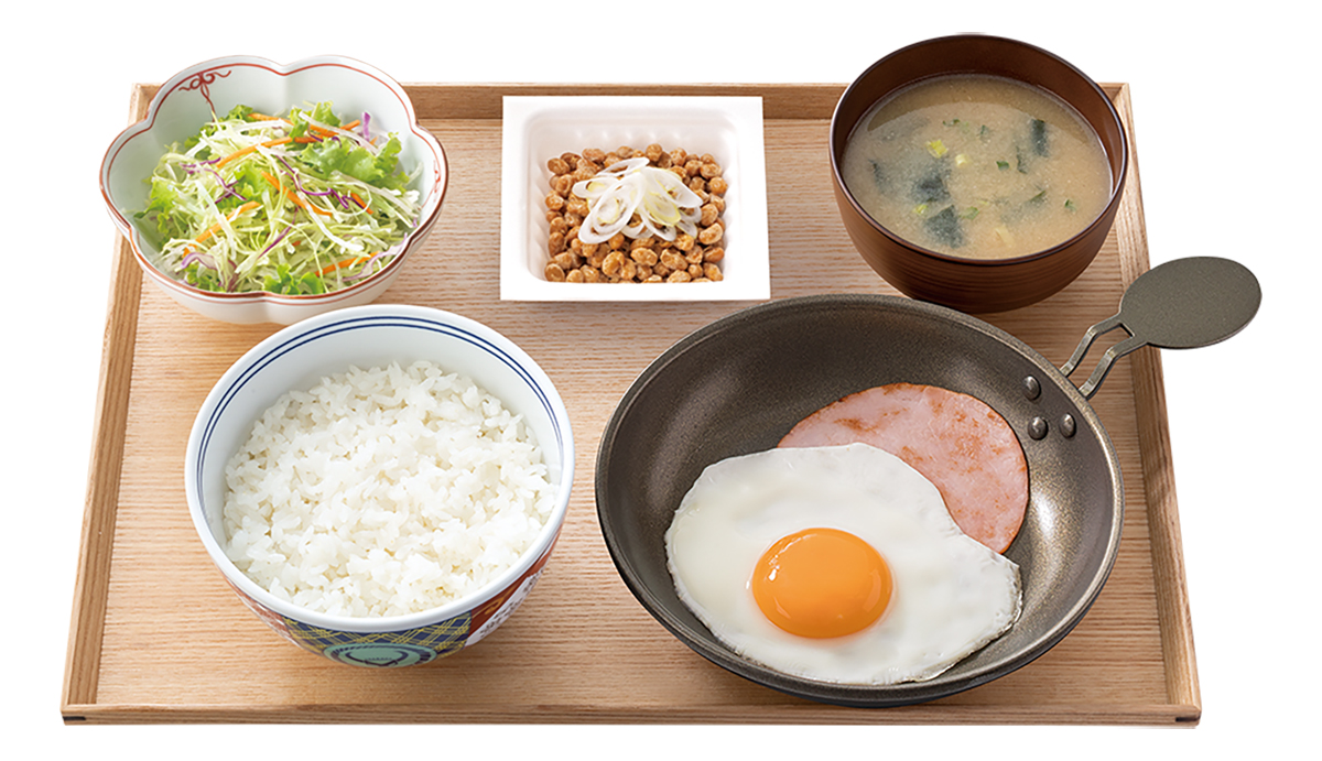 《編集部チョイス1》ハムエッグ納豆定食　468円（朝4～11時まで販売）