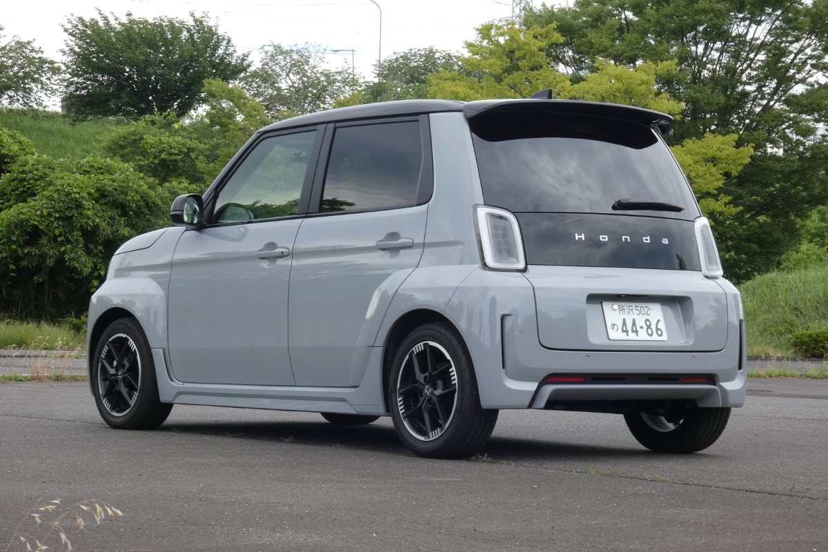 昨今のBEVは大容量バッテリー搭載で車重2トン級も珍しくなくなった。しかしスーパーONEは、コンパクトなボディと軽量設計によって、ステアリングを切った瞬間からクルマが素直に反応する。トレッドはN-ONE e:との比較で50mmワイド化して、安定感を増した