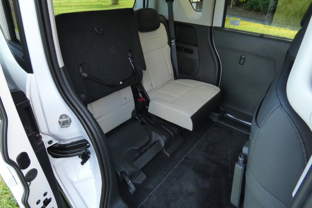 リアシートはホンダの軽乗用車やユーティリティー系同様に座面のチップアップやダイブダウン機構が備わっていて実用性は高い