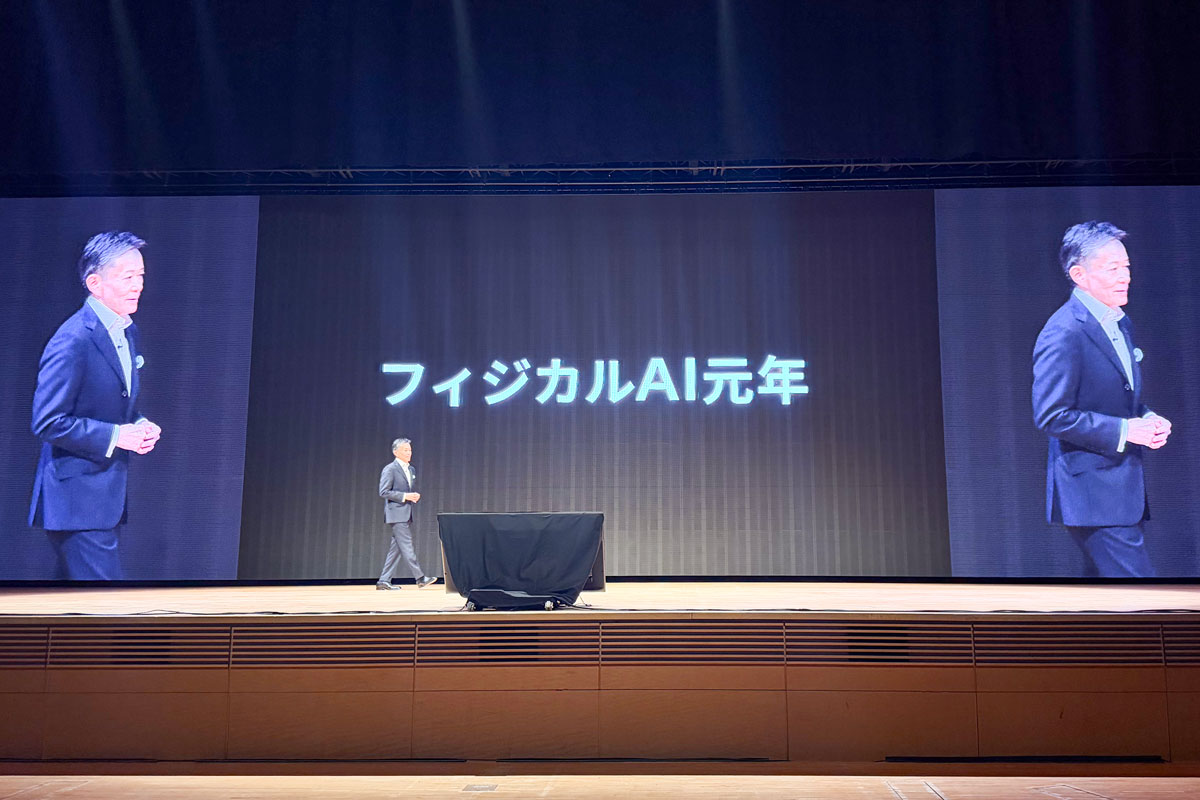 2026年を「フィジカルAI元年」と述べた日立製作所執行役社長兼CEOの徳永俊昭氏(筆者撮影)