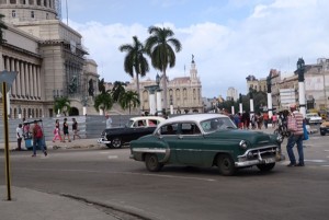 1950年代に製造されたアメ車が街を走る