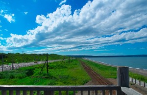 右に広がるのはオホーツク海（釧網本線北浜駅付近）