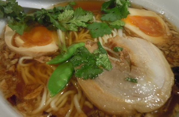 ラーメンにパクチーのトッピング（100円）も