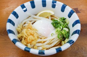 トッピングで様々な楽しみ方ができるセルフ式うどん