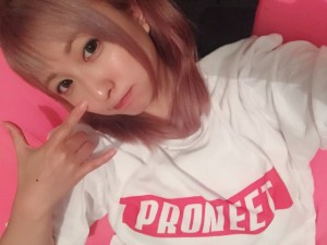 「PRONEET」のロゴをあしらったオリジナルTシャツを制作。「SUZURI」というサイトで販売する